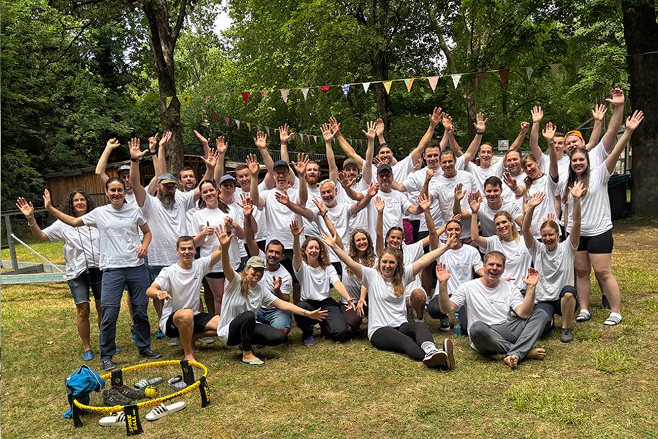Gruppenbild der Teilnehmer von Tiefbauamt und Stadtentwässerung Stuttgart beim Drachenbootrennen 2025