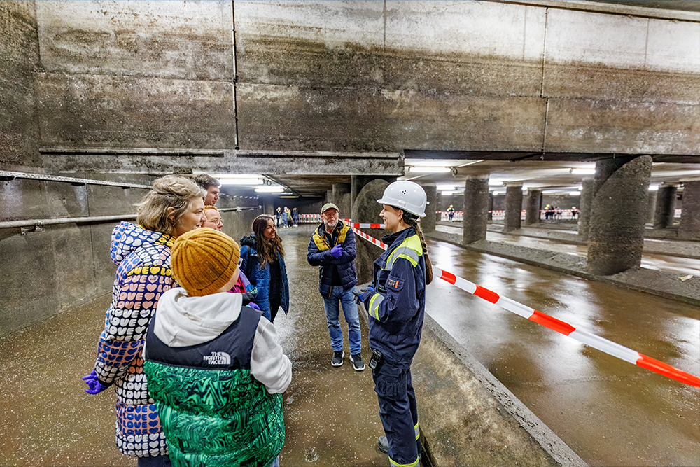 Besucher im Regenüberlaufbecken bei der Langen Nacht der Museen 2024