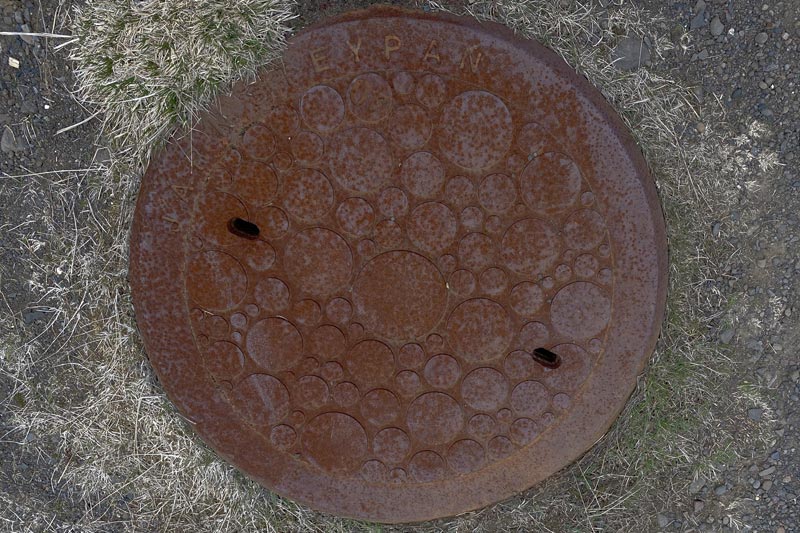 Kanaldeckel sehen auf der Welt alle unterschiedlich aus – ein Beispiel aus Island.