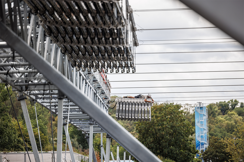 Detailarbeit: Insgesamt 5280 PV-Module werden in 120 sogenannten Faltdachgruppen montiert. Foto: Michael Fuchs Fotografie, Rechte: SES